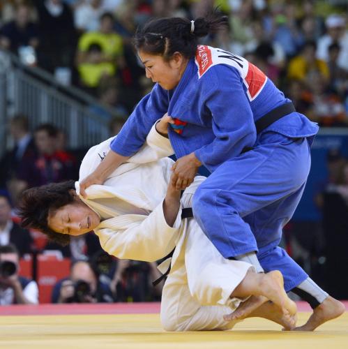 女子６３キロ級３位決定戦　モンゴル選手（右）を攻める上野順恵