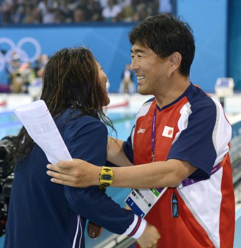 女子１００メートル背泳ぎで３位になった寺川綾（左）と喜ぶ平井伯昌コーチ