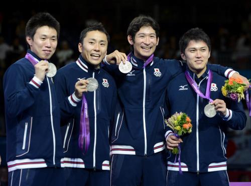 【画像・写真】フェンシング男子銀メダル　太田「この４人で組めたことを幸せに思う」