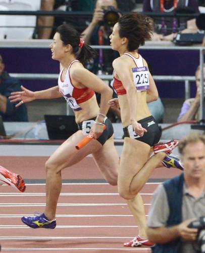 女子４００メートルリレー予選　第３走者の福島（右）から佐野にリレー