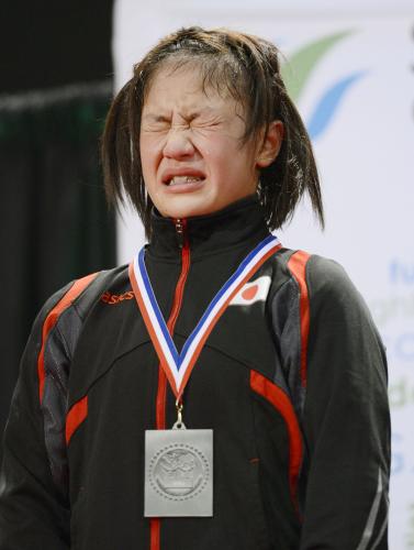 女子48キロ級決勝で敗れて銀メダルとなり、表彰式で涙を流す登坂絵莉