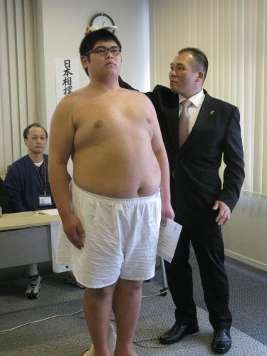 新弟子検査の体格検査に合格した１メートル８３、１６４キロと恵まれた体格の佐藤（左）。右は師匠の玉ノ井親方