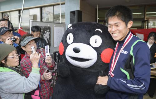 玉名ハーフマラソンで２位となり、熊本県のキャラクター「くまモン」と記念撮影に応じる川内優輝