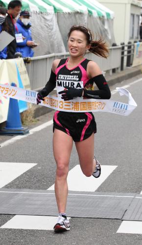 ＜三浦国際市民マラソン＞ハーフマラソン女子の部１位の青山瑠衣