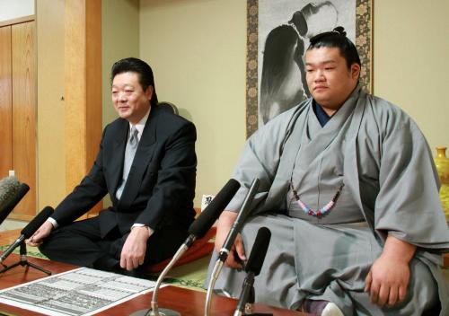 幕内昇進が決まり、伊勢ケ浜親方（左）と記者会見に臨む誉富士