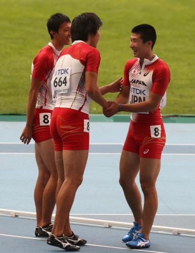 ＜４００メートルリレー決勝＞ゴールした後、健闘をたたえあう（左から）高瀬、飯塚、桐生