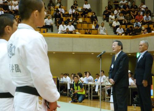 全柔連新会長が大会初視察　全日本ジュニアであいさつ