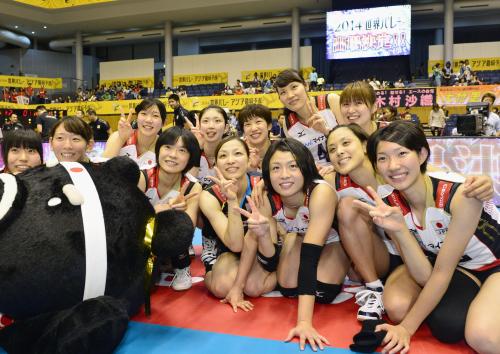 世界選手権出場を決め、笑顔で写真に納まる日本