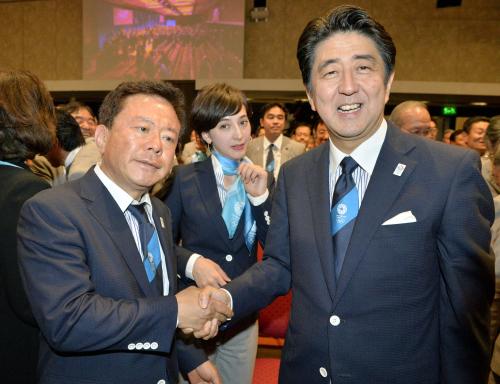 ２０２０年五輪の開催都市が東京に決定し、猪瀬直樹知事（左）と握手する安倍首相
