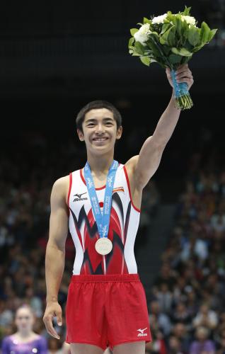 体操の世界選手権男子種目別の床運動で優勝し、表彰台で笑顔を見せる白井健三