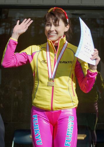 ジャパンカップ第４戦の女子５００メートルで優勝し、表彰台で笑顔の岡崎朋美
