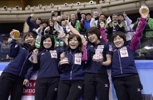 カーリング女子で五輪出場を決め、応援団の前で喜ぶ北海道銀行の（左から）吉田、船山、小笠原、小野寺、苫米地