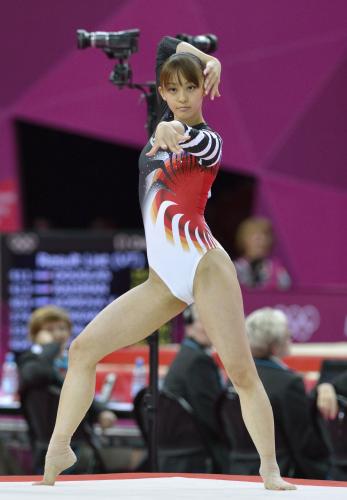 ２０１２年８月、ロンドン五輪体操女子個人総合決勝で、床運動の演技をする田中理恵