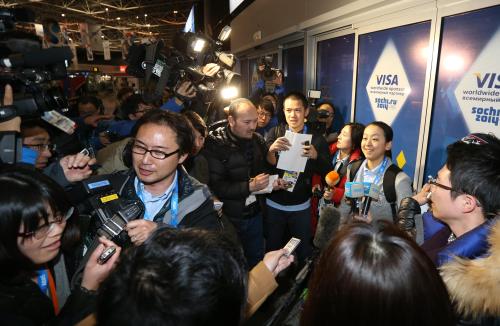 空港は騒然。報道陣の質問にこたえる浅田