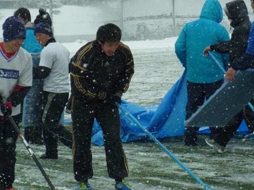 帝京大　チーム一丸で雪かき「一体感高まった」