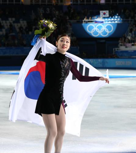 韓国の国旗を背に声援にこたえるキム・ヨナ