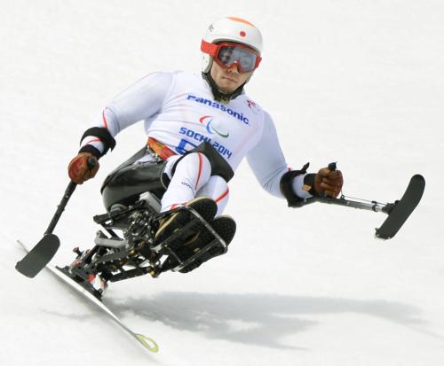 ソチ冬季パラリンピックのアルペンスキー男子滑降座位で、金メダルを獲得した狩野亮