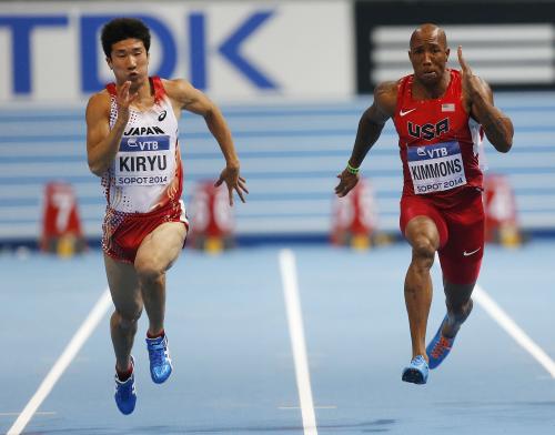 男子60メートル予選　トレル・キモンズ（右）と競り合う桐生祥秀