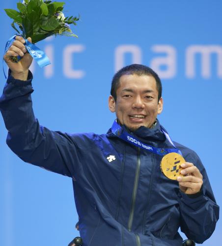 ソチ冬季パラリンピックのアルペン男子滑降座位で金メダルを獲得し、表彰式で笑顔の狩野亮