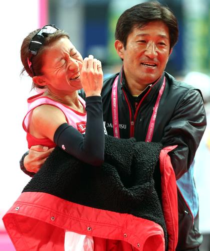 ＜名古屋ウィメンズマラソン＞日本人トップでゴールし、林監督（右）抱き合い涙を流す木崎良子