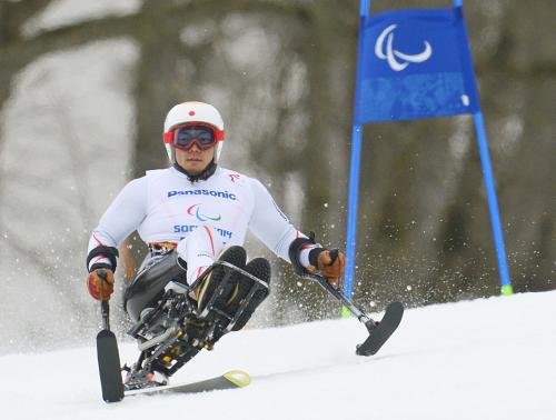 ソチ冬季パラリンピックのアルペンスキー男子スーパー大回転座位で金メダルを獲得した狩野亮