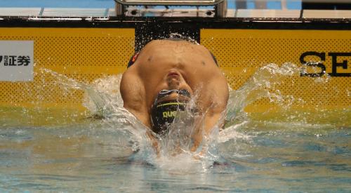 男子１００メートル背泳ぎで進化したバサロを見せ優勝の入江