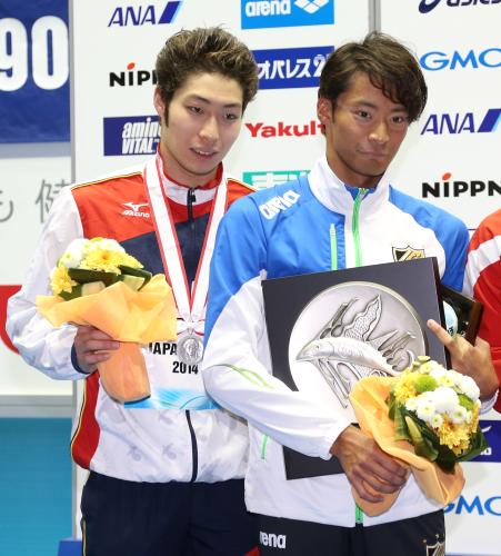 男子１００メートル背泳ぎの表彰式で笑顔の入江（右）と萩野