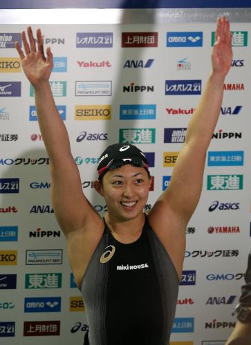 女子５０メートル平泳ぎで優勝した鈴木