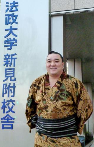 法政大大学院に初登校した大相撲の横綱日馬富士