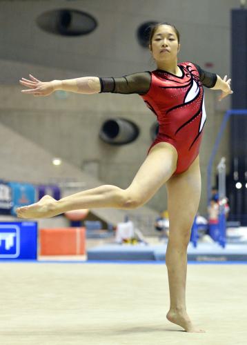 体操全日本選手権第２日女子個人総合予選　田中理恵さんの振り付けで演技する寺尾唯の床運動