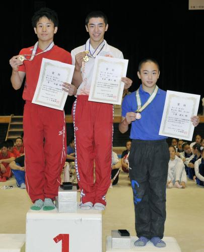 男子個人総合で同点優勝した萱和磨（左）と白井健三。右は３位の千葉健太