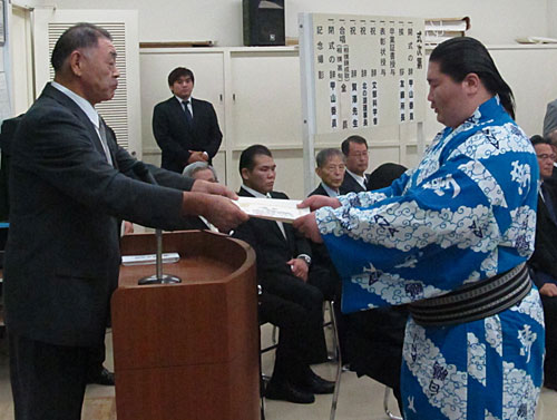 逸ノ城「うれしい」相撲教習所卒業　同期代表で証書受け取る
