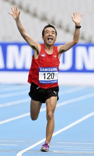 アジア大会男子マラソンで２時間３４分１６秒の１４位でゴールするカンボジア代表の猫ひろし