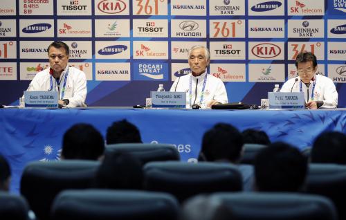 記者会見するアジア大会日本選手団の（左から）田嶋幸三副団長、青木剛団長、高田裕司総監督