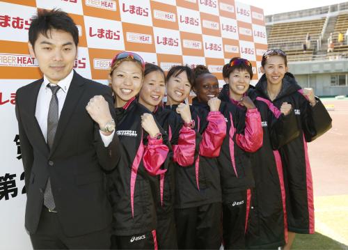 女子で３連覇を果たした、アンカーの那須川瑞穂（右端）らユニバーサルエンターテインメントの選手ら