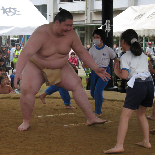 逸ノ城　子供と触れ合い笑顔「楽しかった」小学生相撲参加