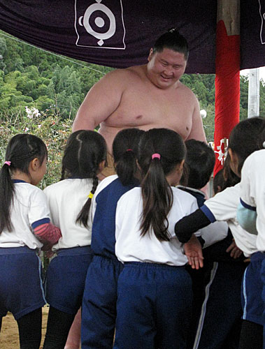 【画像・写真】逸ノ城　子供と触れ合い笑顔「楽しかった」小学生相撲参加