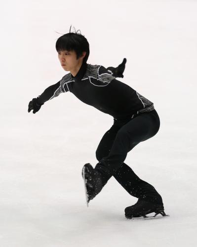 フィギュアスケート全日本選手権の練習で汗を流す羽生