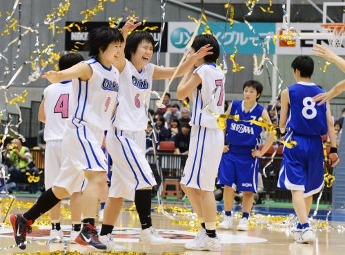 昭和学院を破って３年連続20度目の優勝を果たし、喜ぶ桜花学園の選手