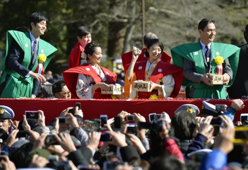 【画像・写真】井上真央、白鵬らが恒例の豆まき　成田山新勝寺で節分会