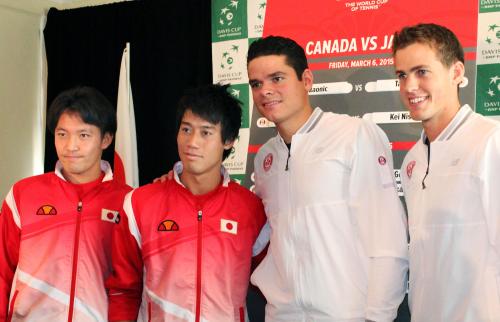 デ杯の日本―カナダ戦のシングルスで対戦する（左から）伊藤竜馬、錦織圭、ミロシュ・ラオニッチ、バセク・ポシュピシル