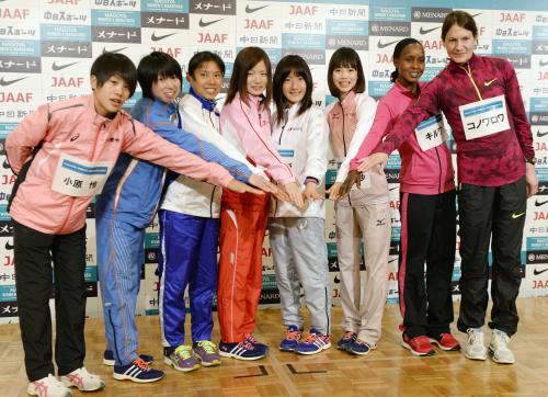 名古屋ウィメンズマラソンを前に、記者会見でポーズをとる（左から）小原怜、伊藤舞、早川英里、前田彩里、岩出玲亜ら