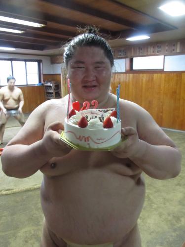 逸ノ城２２歳誕生日「恋って何ですか？」　私生活より相撲優先