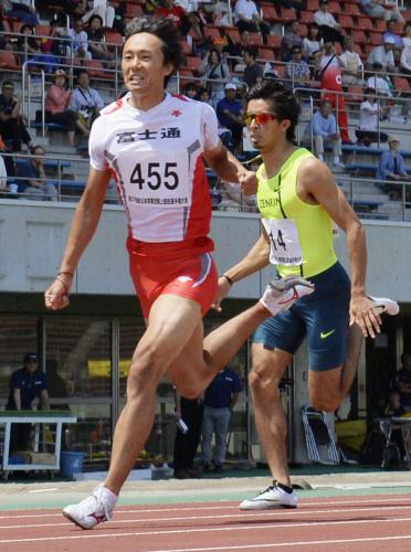 東日本実業団陸上男子２００メートル決勝　日本歴代２位となる20秒14の大会新記録で優勝した高瀬。右は２位の藤光
