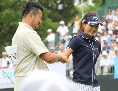 【画像・写真】光里　元さやチャージ６６首位　お騒がせキャディーと「楽しい」