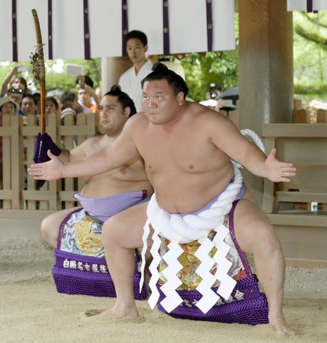 熱田神宮で奉納土俵入りを行う横綱白鵬。太刀持ちは魁聖