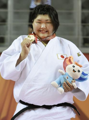 女子78キロ超級で金メダルを獲得し、笑顔の朝比奈沙羅