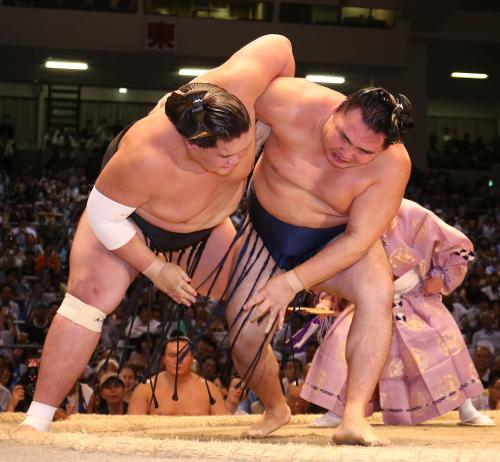 照ノ富士、栃煌山３敗に後退　横綱白鵬、鶴竜は１敗キープ