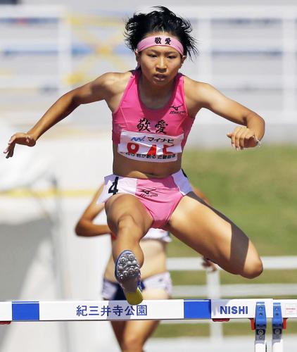 女子４００メートル障害決勝、57秒09のジュニア日本新記録で優勝した東大阪大敬愛・石塚晴子
