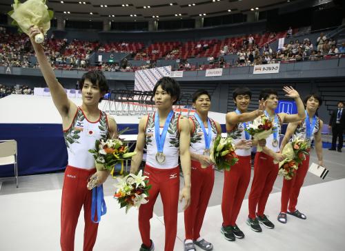 ＜体操アジア選手権＞男子団体で優勝した日本チーム（左から）加藤、萱、山室、白井、早坂、田中
